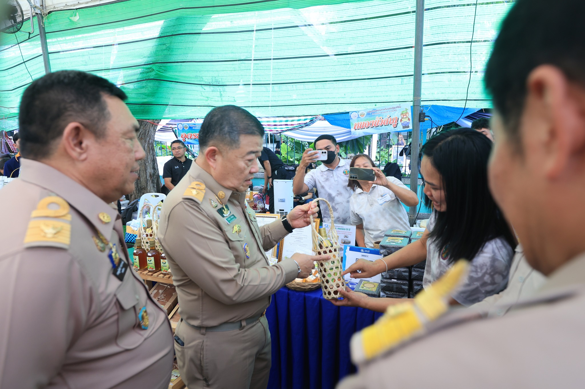 title - ปลัดกระทรวงเกษตรฯ และผู้บริหาร ส.ป.ก. เยี่ยมชมร้านค้า ในงานวันคล้ายวันสถาปนา ส.ป.ก. ครบรอบ 51 ปี